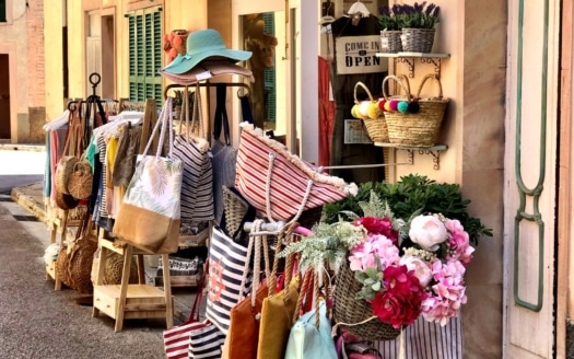 Wochenmarkt,Santanyi,Sandsteinfassaden aus Marés