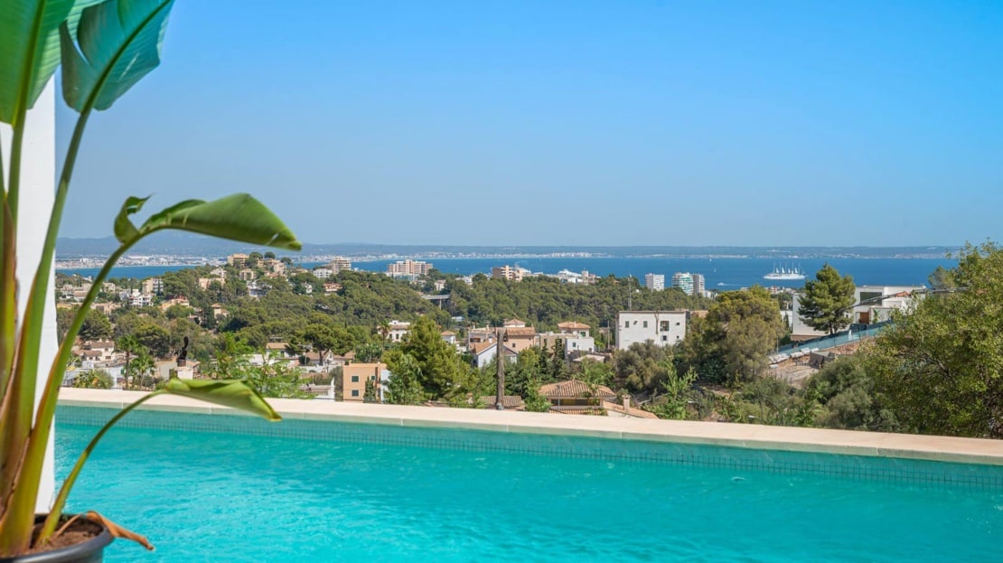 Blick auf Pool eine Stadt und das Meer