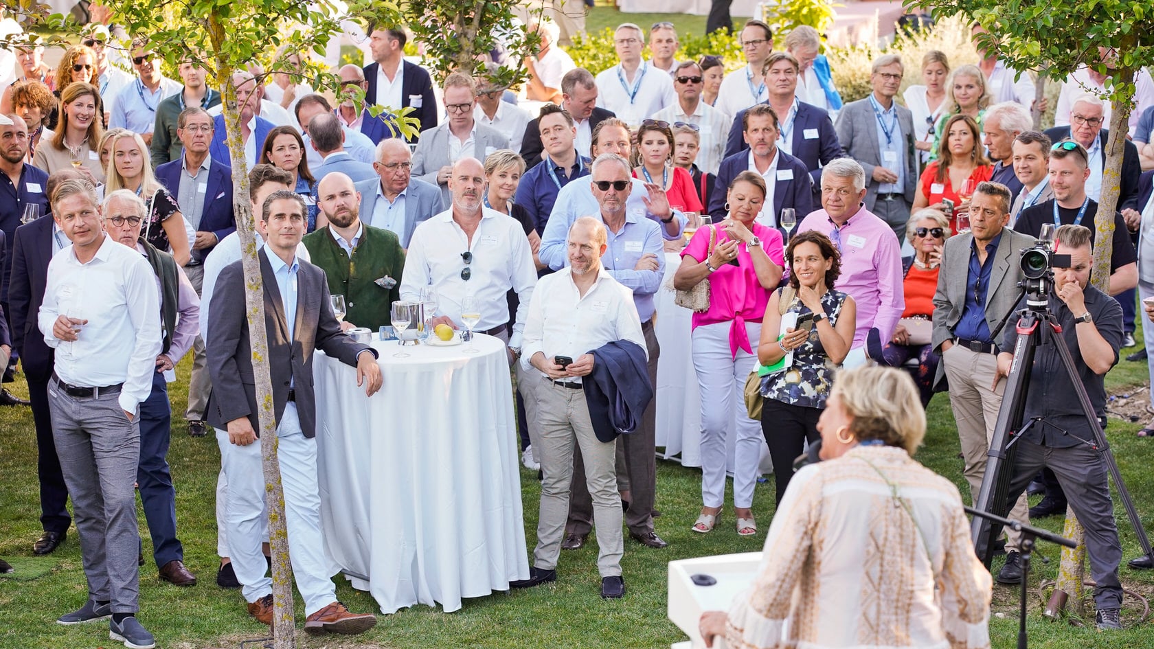 Menschen auf einer Gartenparty