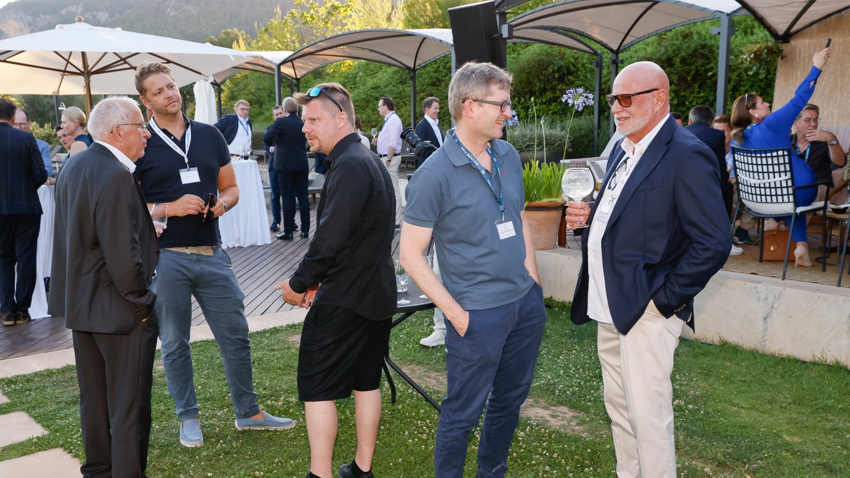 Menschen bei Event im Garten