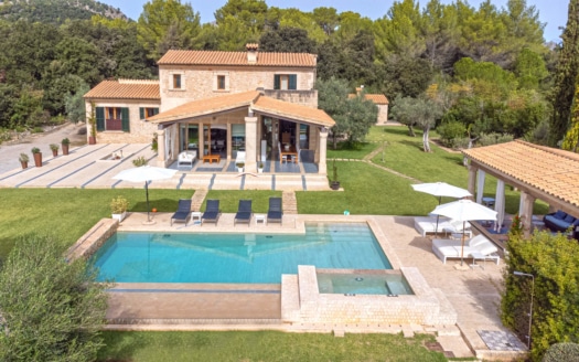 F-2804 Charmante Finca in der Nähe vom Golfplatz Pollensa mit Tourismuslizenz, großem Garten und Pool