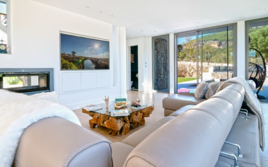 V-4335 Luxuriöse Designervilla mit atemberaubendem Panoramablick auf die Sierra