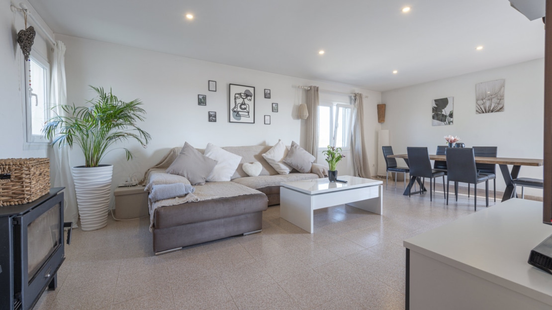 4856 Partly renovated country house in Ses Salines, with absolute privacy, dista