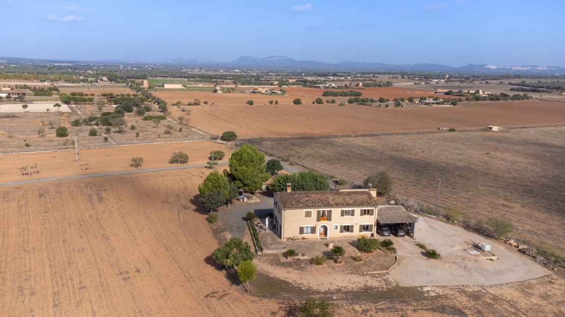 4856 Partly renovated country house in Ses Salines, with absolute privacy, dista