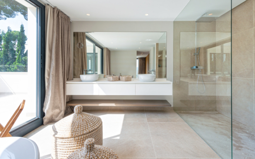 V-4675 EXKLUSIV! Moderne Luxus Villa mit Teil-Meerblick und mediterranem Flair in Nova Santa Ponsa
