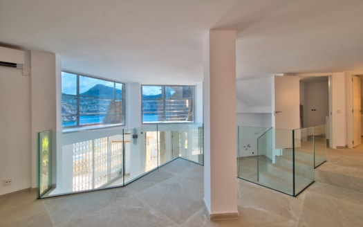 4976-119 Top renoviertes Apartment in La Mola in 1. Meereslinie mit atemberaubendem Meer- und Hafenblick