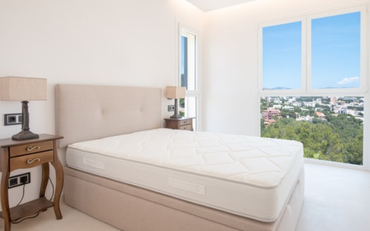 P-2026 Luxuriöses Penthouse mit großer Dachterrasse und umwerfendem Meerblick in bester Lage von Bendinat