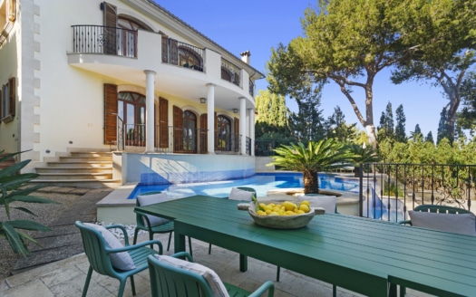 5041 Elegante Villa in Santa Ponsa mit üppigen Garten, Salzwasser Pool und Fern-Meerblick
