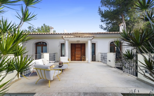 5041 Elegante Villa in Santa Ponsa mit üppigen Garten, Salzwasser Pool und Fern-Meerblick