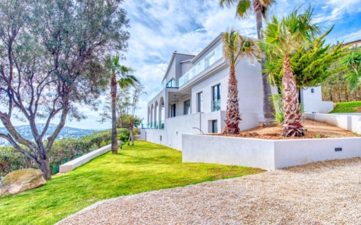 V-4571 Neuwertige Designer Villa mit unbezahlbarem Meer- und Hafenblick & beheizbarem Pool in Santa Ponsa 1