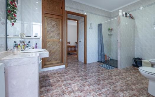 4856 Partly renovated country house in Ses Salines, with absolute privacy, dista