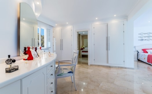 V-4761 Beeindruckende, mediterrane Villa in Camp de Mar mit traumhaftem Meerblick