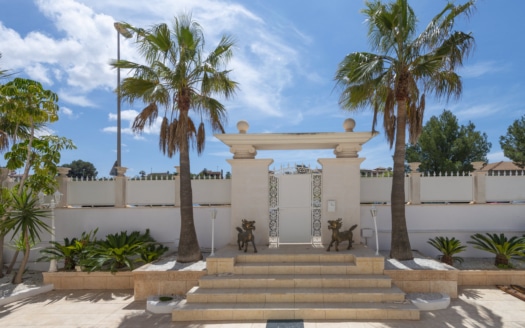 5059 Außergewöhnliche Villa in Badia Blava mit großer Pool Terrasse und eleganter Ausstattung 11