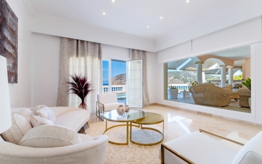 V-4761 Beeindruckende, mediterrane Villa in Camp de Mar mit traumhaftem Meerblick