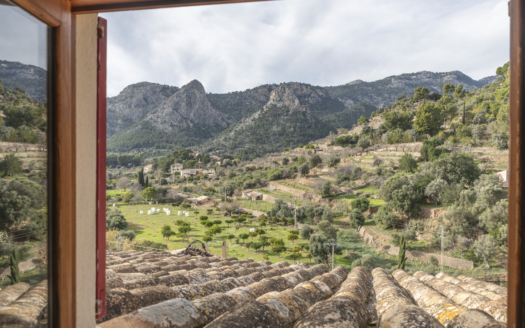 D-4819 Bunyola: Stadthaus mit Pool, Garten & Panoramablick – Ihr Tor zur Tramuntana
