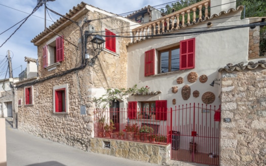D-4819 Bunyola: Stadthaus mit Pool, Garten & Panoramablick – Ihr Tor zur Tramuntana