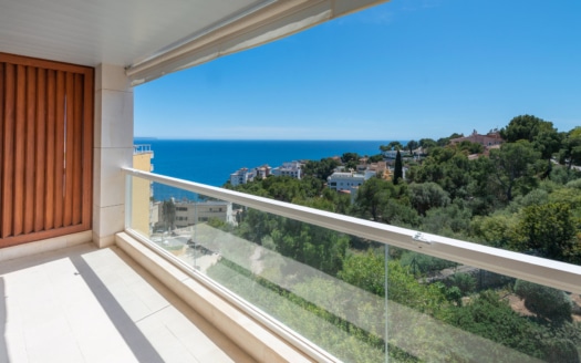 P-2026 Luxuriöses Penthouse mit großer Dachterrasse und umwerfendem Meerblick in bester Lage von Bendinat