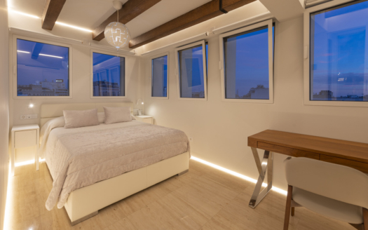 P-3864 Designer Duplex Penthouse in Palma mit gr. Terrasse, beeindruckendem Lichtdesign und Meerblick