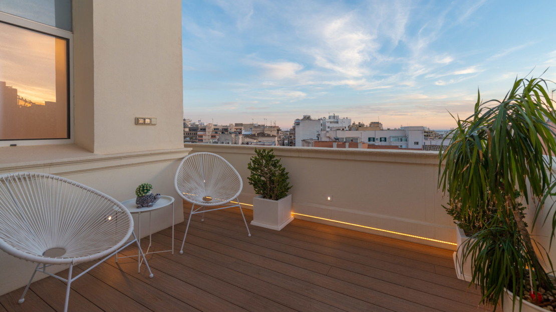 P-3864 Designer Duplex Penthouse in Palma mit gr. Terrasse, beeindruckendem Lichtdesign und Meerblick