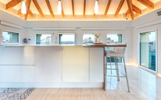 P-3864 Designer Duplex Penthouse in Palma mit gr. Terrasse, beeindruckendem Lichtdesign und Meerblick