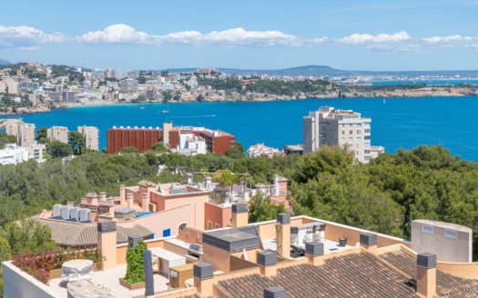 P-2026 Luxuriöses Penthouse mit großer Dachterrasse und umwerfendem Meerblick in bester Lage von Bendinat