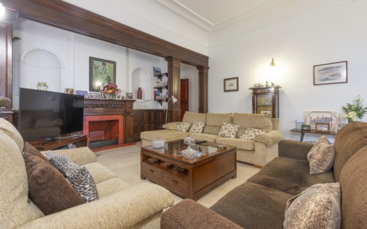 A-4042 INVESTITION! Beletage in Palma mit großem Wintergarten & viel Potenzial