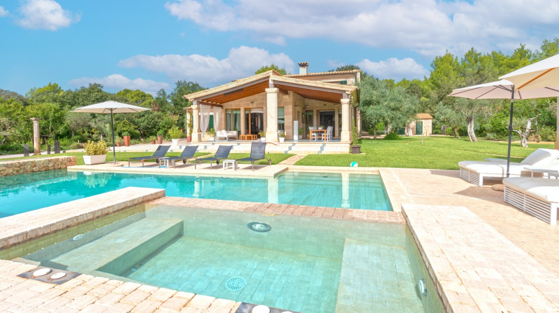 F-2804 Charmante Finca in der Nähe vom Golfplatz Pollensa mit Tourismuslizenz, großem Garten und Pool