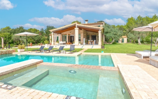 F-2804 Charmante Finca in der Nähe vom Golfplatz Pollensa mit Tourismuslizenz, großem Garten und Pool