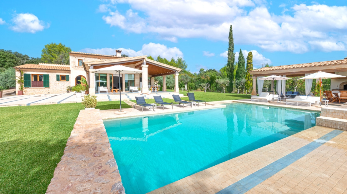 F-2804 Charmante Finca in der Nähe vom Golfplatz Pollensa mit Tourismuslizenz, großem Garten und Pool