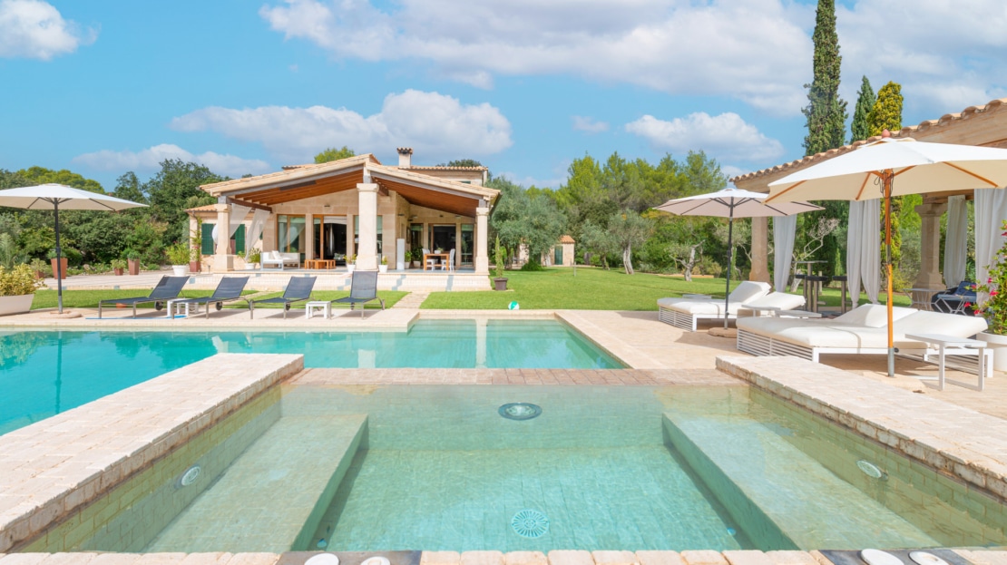 F-2804 Charmante Finca in der Nähe vom Golfplatz Pollensa mit Tourismuslizenz, großem Garten und Pool