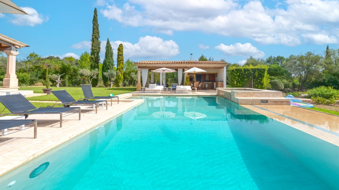 F-2804 Charmante Finca in der Nähe vom Golfplatz Pollensa mit Tourismuslizenz, großem Garten und Pool