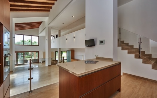 V-2080 Moderne Villa in Südlage mit Ferienvermietungslizenz, direkt neben dem Golfclub Canyamel