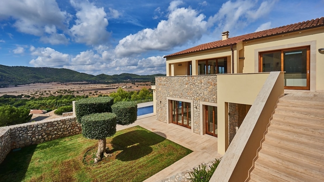 V-2078 Imposante Villa mit Ferienvermietungslizenz und Blick über das Tal sowie den Golfplatz von Canyamel