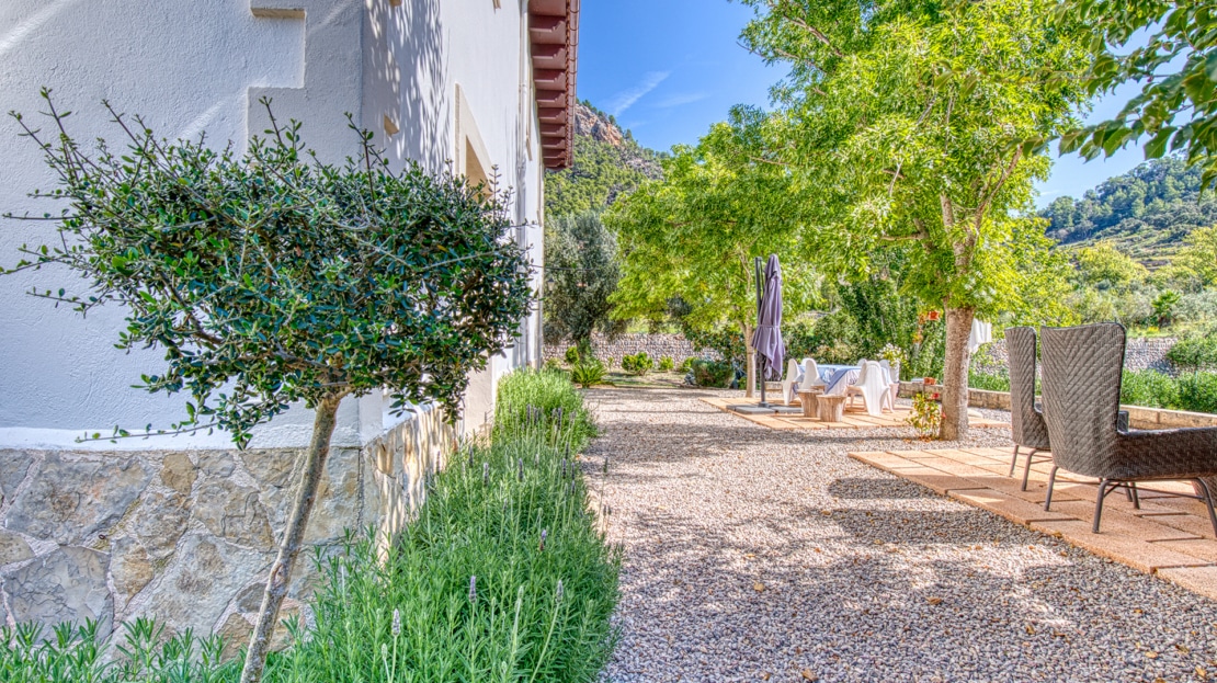 4938 Country house on large plot near Esporles with pool and stunning mountain views 11