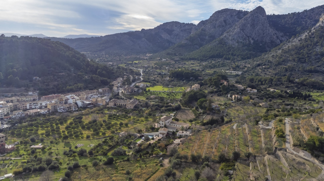 D-4819 Bunyola: Stadthaus mit Pool, Garten & Panoramablick – Ihr Tor zur Tramuntana